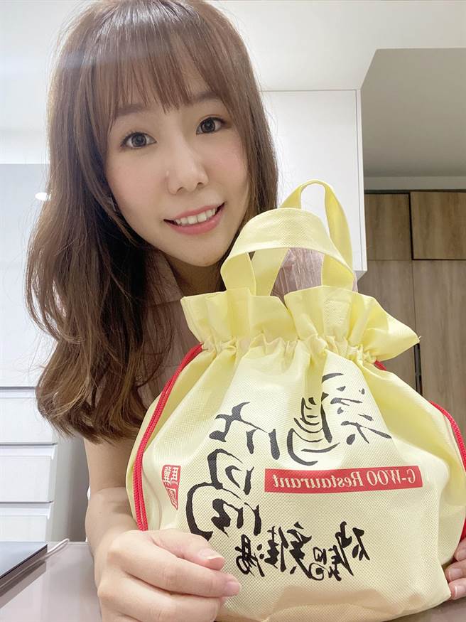 魏妙如开心收下歌迷准备的鸡汤。（如此音乐提供）