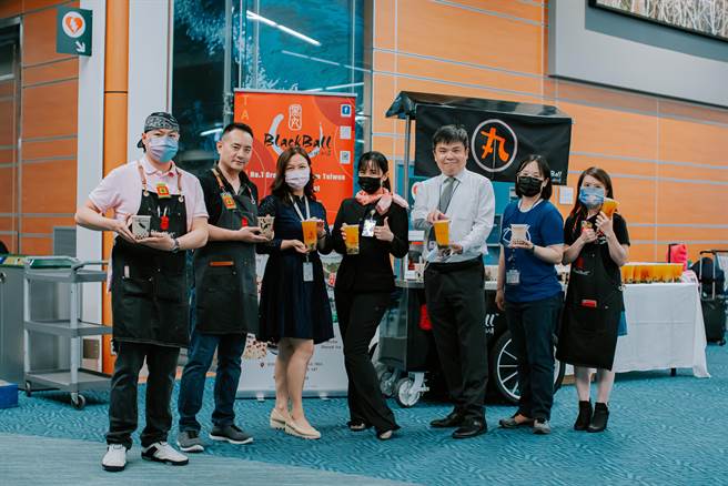 黑丸嫩仙草加拿大员工、华航人员与环亚温哥华机场贵宾厅合影。（黑丸提供）