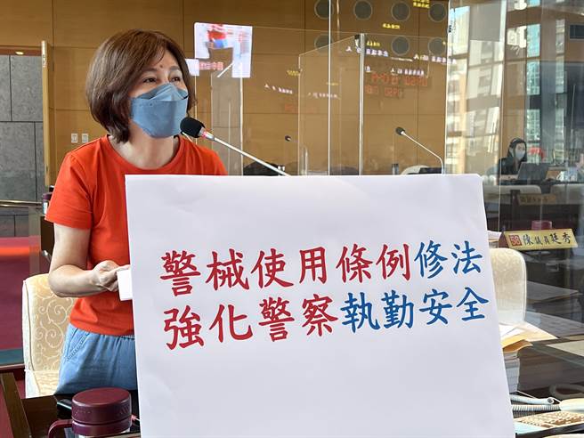 国民党议员黄馨慧说，民进党政府在2016年全面执政，积极修订劳动基准法，却未提出警械使用条例修正。(林欣仪摄)