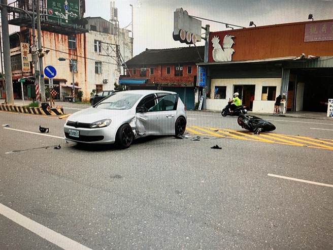 休旅車在路旁倒車又迴轉，與直行的摩托車騎士碰撞，摩托車騎士傷重不治。（斗六分局提供）