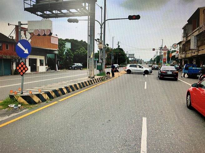 休旅車穿越的瞬間與直行的摩托車騎士碰撞。（斗六分局提供）