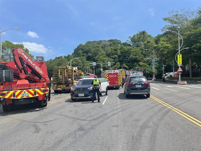 高雄市仁武区义大二路与学城路口今天上午发生发生一辆预拌混凝车转弯不慎翻覆车祸，王姓驾驶受困于驾驶座内，警消获报后赶至现场处理。（警方提供／林雅惠高雄传真）