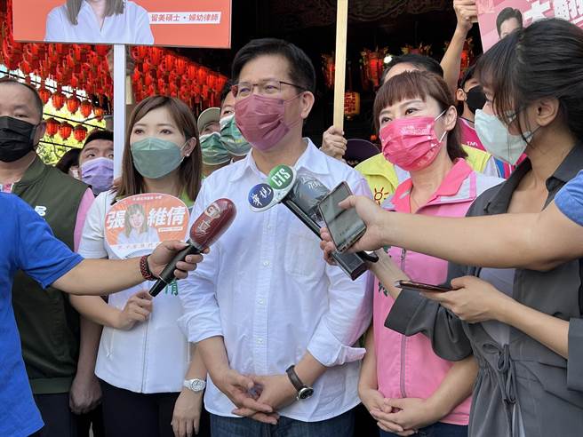 林佳龙今早前往中和碧河宫参拜，受访时针对侯友宜河川整治成绩开炮。（李奇叡摄）