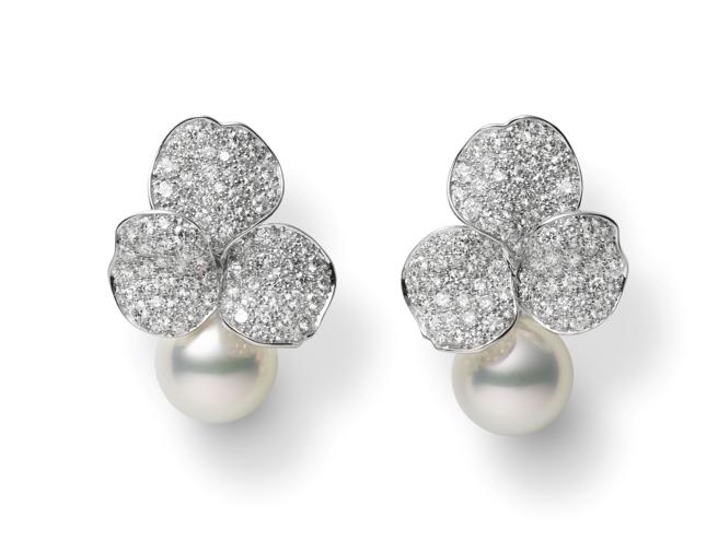 MIKIMOTO Les Petales Place Vendome顶级珠宝系列南洋珍珠钻石耳环，219万元。（MIKIMOTO提供）