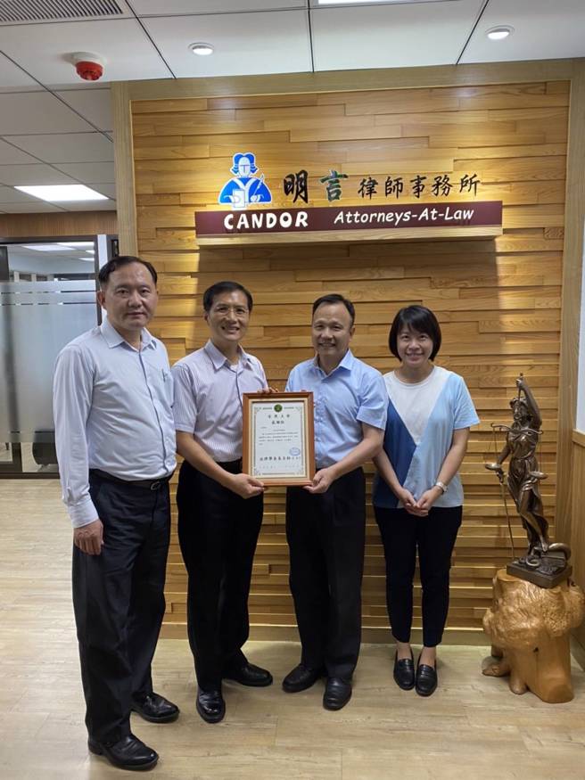 玄奘大学法律系与明言律师事务所签订寒、暑假期间法律实务辅导合作备忘录。(照片/玄奘大学提供)