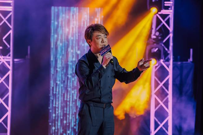 沈文程、潘越云、翁立友、向蕙玲、施文彬及李翊君近日前往台东为长者献唱。（臺东县政府社会处提供）