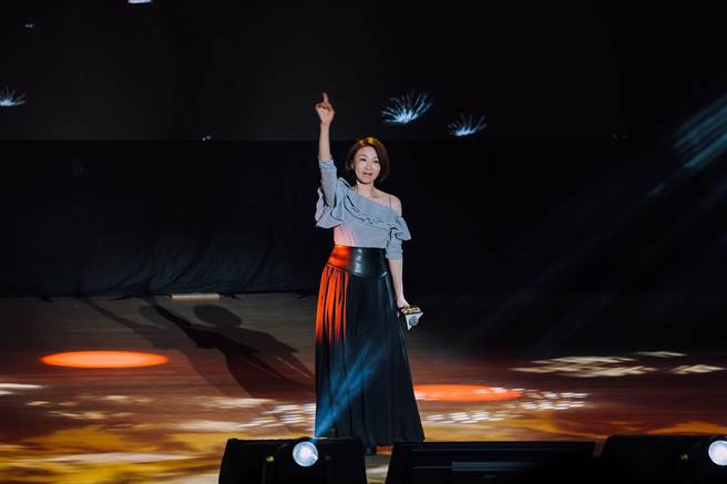 沈文程、潘越云、翁立友、向蕙玲、施文彬及李翊君近日前往台东为长者献唱。（臺东县政府社会处提供）