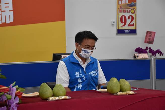 東海大學博士候選人洪志彥26日正式出任鍾東錦頭份競選總部發言人。（謝明俊攝）