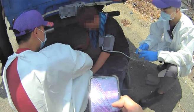 桃園市觀音區一名除草工昨中暑昏倒路邊，員警上前關心，意外查到他是毒品通緝犯。（翻攝畫面／蔡明亘桃園傳真）