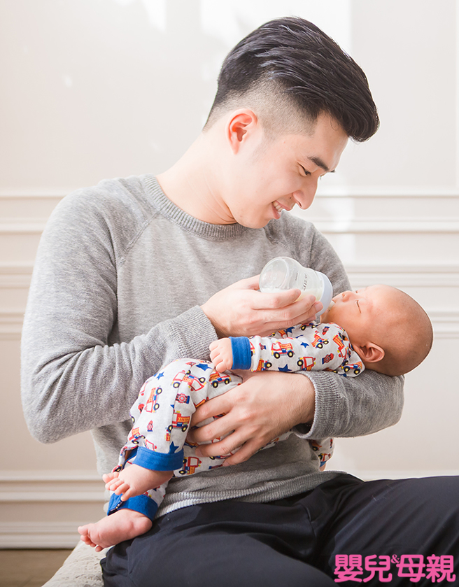 警察「漢子」與銀行財務專員「Ardon」從每天起早趕晚的上班族，化身全職奶爸。有別於傳統印象中的爸爸，他們從孩子出生就開始學習照顧，來聽聽他們的心得，你會發現男人不是只能拼事業，當奶爸也可以很驕傲！（圖/ 嬰兒與母親提供）