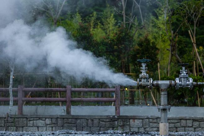 （台泥綠能與雲品國際攜手規劃「紅葉谷綠能溫泉園區」在中油鑽探團隊協助下，將在9月底展開1700公尺的「生產回注井」鑽鑿，預計2024年底1MW的地熱發電廠完工商轉。圖／台泥企業團提供）