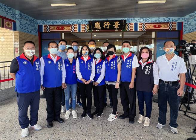 台南市议会国民党团前往殉职警员凃明诚、曹瑞杰的灵堂吊唁。（洪荣志摄）