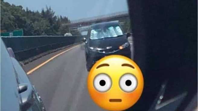 網友在國道上驚見休旅車前擋風玻璃竟放著遮陽板。(翻攝臉書爆廢公社)

