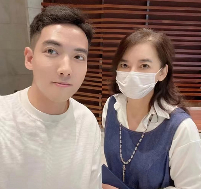 梁勇曾分享与胡慧中合影。（图／翻摄自解娱花微博）