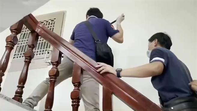 嘉义检警到台南出租套房破门，逮捕人蛇集团犯嫌。（嘉义县警察局提供／廖素慧嘉义传真）