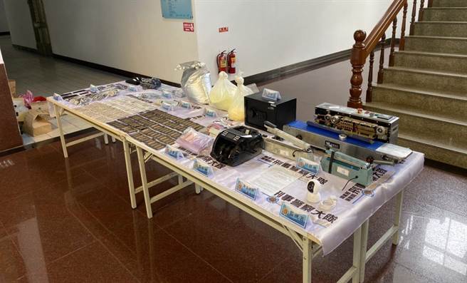 嘉义检警起获大批毒咖啡原料及分装器具。（嘉义县警察局提供／廖素慧嘉义传真）