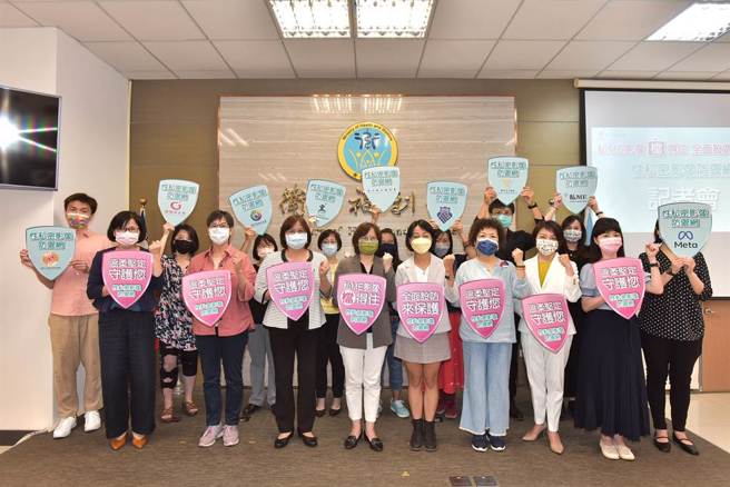 為阻止性私密影像散播危害，衛福部啟動四方合作，包括跨黨派立委、7大NGO團體（臺灣展翅協會、勵馨基金會、婦女救援基金會、數位女力聯盟、防暴聯盟、同志熱線、現代婦女教育基金會）及網路平台業者，也呼籲更多平台業者加入防禦網。（保護司提供）