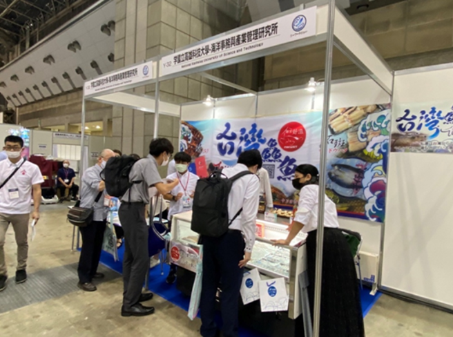日本国际水产暨技术展为重要全球渔业盛事，本次高科大与渔业署、屏东县府参展，主力行销产品除了我国夙负盛名的石斑鱼与鳗鱼冷冻鱼货，更有高科大团队研发之五种口味午仔鱼即时包，以及有口皆碑的美顏胶原饮与胜肽面膜。(照片/高雄科技大学提供)