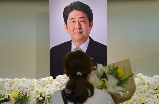 日本政府内阁会议26日决定前首相安倍晋三国丧经费近2亿5000万日圆，并预估外交团出席者估计约1000人。（图／中央社）