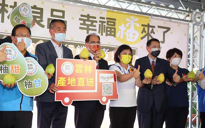 正进入採收期季节的文旦柚，因对岸禁令产销告急，立法院长游锡堃（中）与立委林德福（左起）、立委林文瑞、云林县长张丽善、立院秘书长林志嘉及台东县长饶庆铃等人26日出席「云林良品 幸福柚来了」云林文旦行销记者会，推广在地的优质文旦柚，呼吁民眾多多选购。（张铠乙摄）