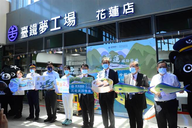 台铁再推出新口味鬼头刀便当，今天起在花莲火车站独卖。（王志伟摄）