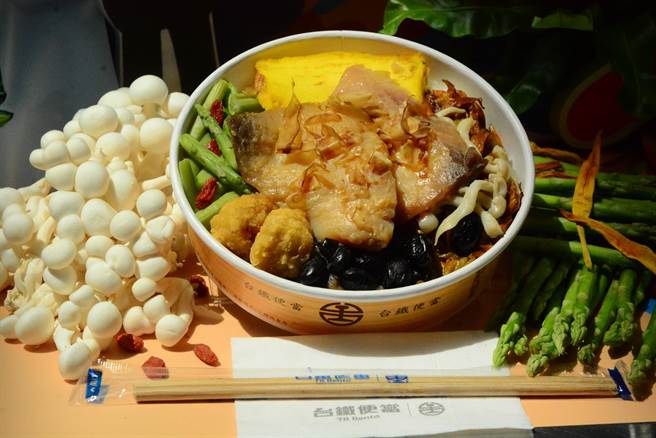 台铁推新口味鬼头刀便当，採用获「海洋之心」认证捕捞的渔获，搭配在地金针、芦笋等配菜。（王志伟摄）