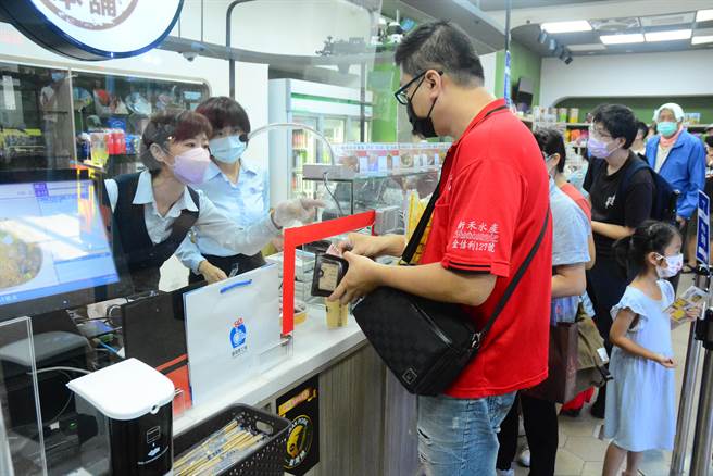 「鬼头刀」今起在花莲火车站独家贩售，吸引不少旅客好奇嚐鲜。（王志伟摄）