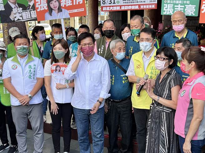 林佳龍前往中和碧河宮參拜，捷運萬大線自救會前會長黃玉蓮現身陳情。（李奇叡攝）