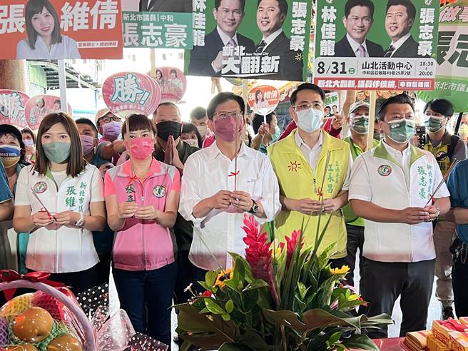 民進黨新北市長參選人林佳龍今在立委江永昌、議員參選人張維倩、張志豪、張嘉玲陪同下，前往中和碧河宮參拜。（李奇叡攝）