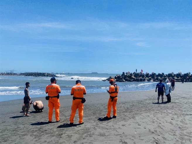 高雄市旗津区26日中午传出溺水意外，16岁吴姓男高中生和同学一起到青年活动中心旁福兴宫前沙滩戏水，疑似不慎遭浪卷走。（民眾提供／袁庭尧高雄传真）