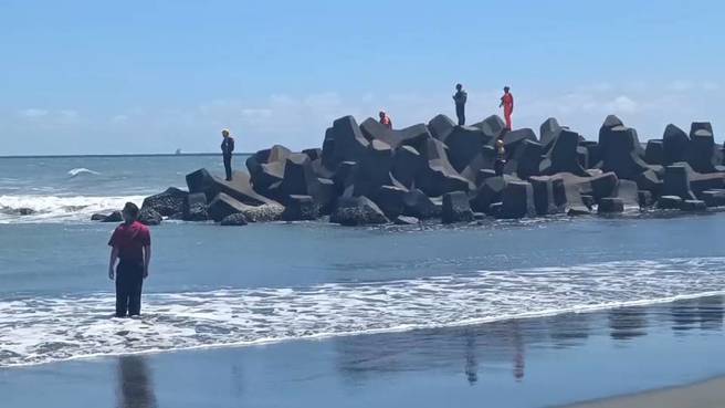 高雄市旗津区26日中午传出溺水意外，16岁吴姓男高中生和同学一起到青年活动中心旁福兴宫前沙滩戏水，疑似不慎遭浪卷走。（海巡署提供）