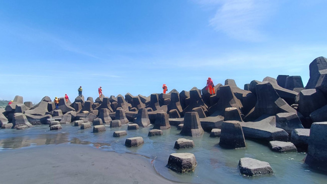 高雄市旗津区26日中午传出溺水意外，16岁吴姓男高中生和同学一起到青年活动中心旁福兴宫前沙滩戏水，疑似不慎遭浪卷走。（海巡署提供）