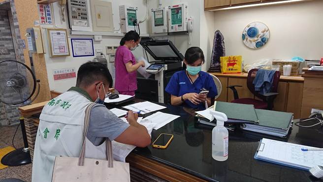 台南市一家長照機構遭指內部一名女照服員涉及幫阿公打手槍，台南市社會局前往調查，詢問相關情事。（程炳璋攝）