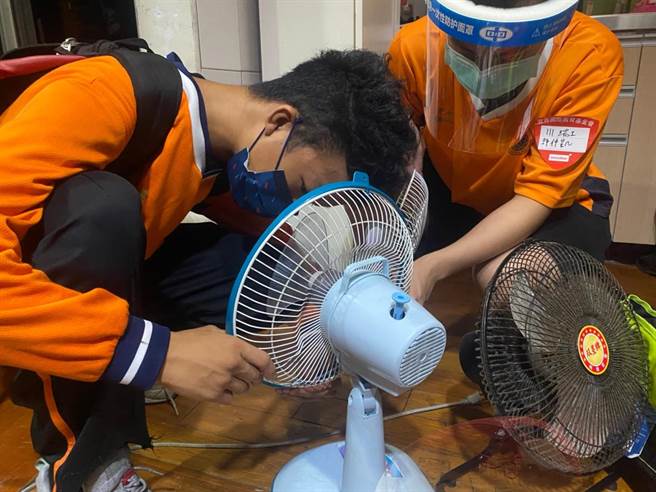 宜鼎国际教育基金会支持电器修缮服务，培训学生专业技能并回馈社会，用于协助独居长辈居家电气检修及用电安全宣导，降低事故伤害及火灾悲剧发生。（老五老基金会提供／林良齐台北传真）