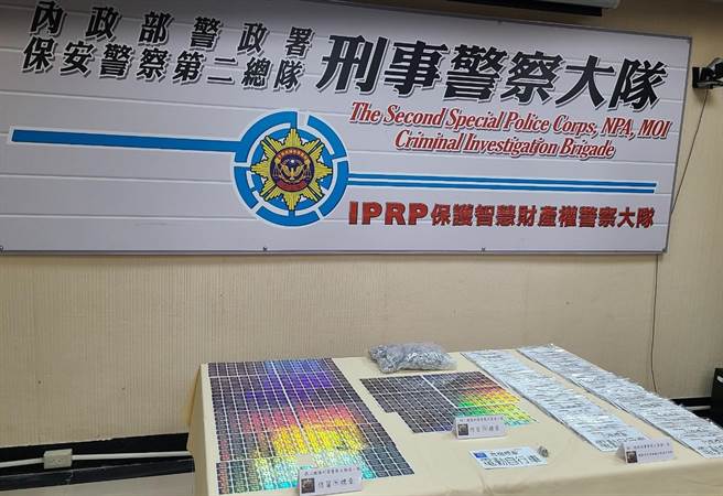 台中市一名20岁赖姓男子，去年开始从大陆进口电动（辅助）自行车审验合格标章贴纸，随后在网路上转卖赚差价。（警方提供／李奇叡新北传真）