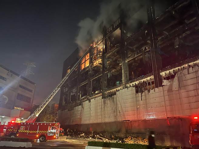 桃园市芦竹区美福仓储3月10日晚间发生火灾，闷烧整整21天，期间恶臭飘散困扰里民。（陈梦茹摄）