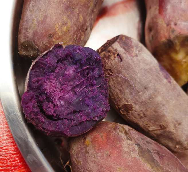 網友無奈表示婆婆把咬過幾口、有牙印的番薯放回鍋子裡，不知道的人就又拿起來吃了。(翻攝臉書毒姑九賤婆媳討論區)
