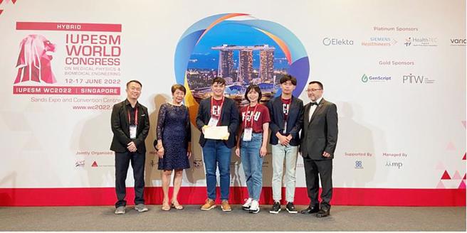 成功大學「CARE-Valve」學生團隊參加國際學生醫學工程設計獎競賽，以可解釋性人工智慧，用於快速篩檢瓣膜性心臟病的穿戴式邊緣運算系統，奪下銀牌獎。
（圖/ 中央社）