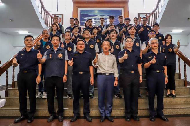 嘉义县长翁章梁与嘉义县警局宣示治安不容挑衅，并期勉警察努力维护治安。（廖素慧摄）

