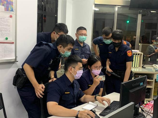 民权派出所长郭若萱案发后首次发出常文掉念两警，并传出两警生前工作照，电脑前坐者曹瑞杰、后排中间未低头者为凃明诚。（撷自郭若萱脸书／程炳璋台南传真）