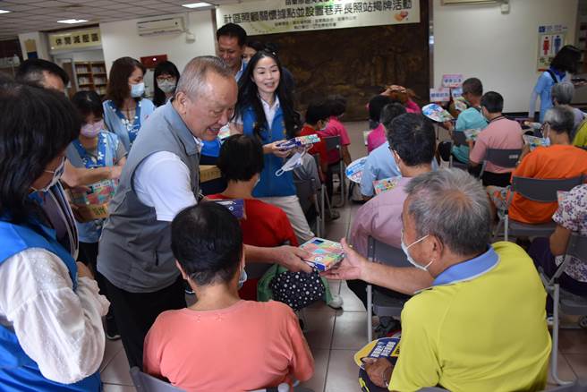 苗栗县长徐耀昌26日主持第193个关怀据点大同站揭牌启用仪式。（谢明俊摄）