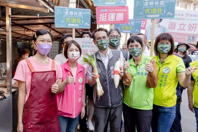 民进党桃园市长参选人郑运鹏（中）。（图／取自郑运鹏脸书）