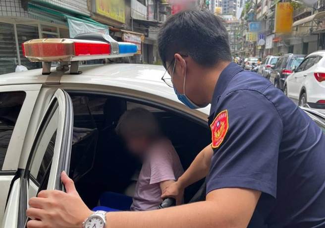 新北中和警分局安平派出所警员靠着爱心手环，找到迷路妇人家属。（警方提供／李奇叡新北传真）