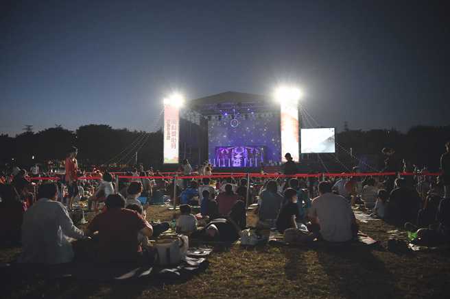 黃偉哲曝光去年去年「藝術進區」演出的花絮剪影。(取自黃偉哲臉書)