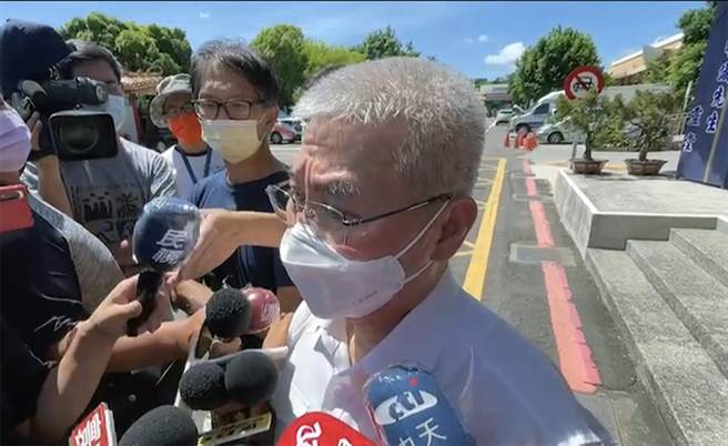 针对警方误将2名涉案男子的口卡外流，台南市政府警察局长方仰寧表示，做错事的人该负什么责任，就负什么责任。（洪荣志摄）