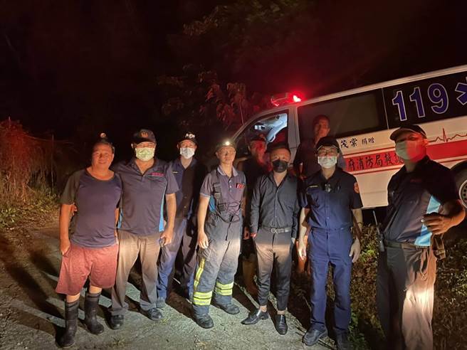 大湖警分局员警及消防局象鼻分队警、义消协助杨姓男子脱困。（大湖警分局提供／谢明俊苗栗传真）