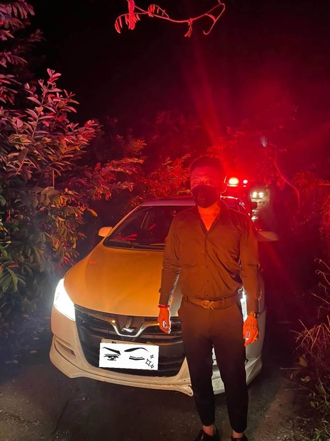 大湖警分局员警及消防局象鼻分队警、义消协助杨姓男子脱困。（大湖警分局提供／谢明俊苗栗传真）