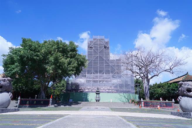 彰化知名地标八卦山大佛，县府今年投入3100万修復，大佛外围搭起高耸鹰架，让民眾戏称「类隔离」，县府预计明年初才会整修完毕。（吴建辉摄）