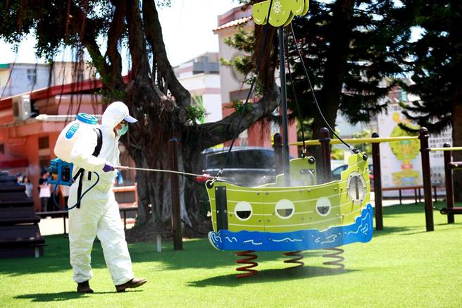 高中以下学校30日开学，金门国中、小校园完成环境清消作业之一。（县府提供）