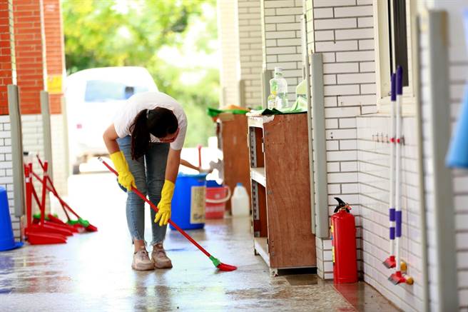 高中以下学校30日开学，金门国中、小校园完成环境清消作业之二。（县府提供）
